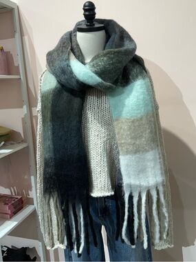 NWT Park and Buzz Layer Up Cozy Plaid Blanket Scarf